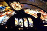 Dieses Jahr verwandelt sich das KKL Luzern zum letzten Mal in eine Piratenwelt. Ein Gesamtkunstwerk, das alle Sinne betört. Im Bild die Bilder-Projektion im Luzernersaal. (Bild: Nadia Schärli / Neue LZ)