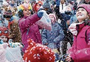 Der Umzug durch die Stadt Zug und die anschliessende traditionelle Konfettischlacht brachten die Kinderaugen zum Leuchten. (Bild: Werner Schelbert (Zug, 8. Februar 2017))