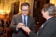 Michael Häfliger nimmt von Ursula Stämmer die Ehrennadel der Stadt Luzern entgegen. (Bild: Eveline Beerkircher / Neue LZ)