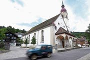 Die Marienkirche steht direkt an der Alten Landstrasse in Unterägeri. (Bild: Werner Schelbert (4. Juli 2017))