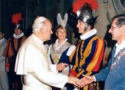 Aus dem Fotoalbum: Der Einsiedler Toni Schelbert bei der Vereidigung im Vatikan mit Papst Johannes Paul II. und seinen Eltern im Jahr 1988. (Bild: PD)