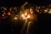 Das Wetter kann diesen beiden Gottesdienst-Teilnehmerinnen nichts anhaben. (Bild: Roger Zbinden/Neue OZ)