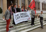 Über 2000 Unterschriften sammelten die Schwyzer Juso für ihre Transparenzinitiative, hier bei der Einreichung. (Bild: Ruggero Vercellone)