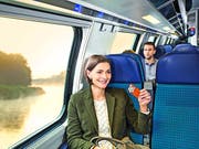 Rot statt blau: Neu wird das Halbtax-Abo auf den SwissPass geladen, der den Zugang zu einer Reihe von weiteren Mobilitätsservices enthält.