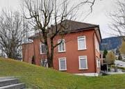 Das Gebäude, in dem heute die Ludothek untergebracht ist, muss einem Neubau weichen. (Bild: Werner Schelbert (Rotkreuz, 1. April 2016))