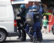 Die Polizei macht sich bereit für den nächsten Einsatz. (Bild: Geri Holdener, Bote der Urschweiz)