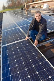 Peter Schürch mit einer neuen Solaranlage auf einem Pferdestall in Buchs. (Bild Eveline Beerkircher)