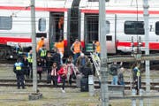 Passagiere verlassen den verunfallten Eurocity-Neigezug. (Bild: Urs Flüeler/Keystone (Luzern, 22. März 2017))