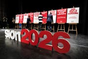 Ein Komitee wirbt für Olympische Winterspiele im Wallis. (Bild: Olivier Maire / Keystone (Sion, 14. März 2018))