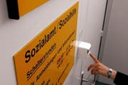 Sozialhilfebezüger sollen stärker überprüft werden. (Symbolbild)