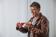 Diwisa-Geschäftsführer René Gut begutachtet den neuen Hoffnungsträger der Distillerie, den Drink Kaahée. (Bild: Roger Grütter / Neue LZ)