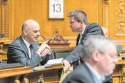 Bundesrat Alain Berset (links) diskutiert mit GLP-Nationalrat Martin Bäumle. (Bild: Alessandro della Valle/Keystone (Bern, 13. März 2017))