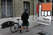 Bei gutem Wetter legen die Bürger eher ein Ja ein. (Bild: Jean-Christophe Bott/Keystone (Fribourg, 8. März 2015))