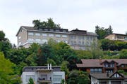 Die alten Gebäude des Instituts Pfister sind bald Geschichte. An ihrer Stelle entsteht eine Überbauung mit 18 Wohnungen. (Bild: Stefan Kaiser / Neue ZZ)