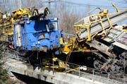 Der zerstörte Bauzug nach dem Unfall bei Arth-Goldau. (Bild: Keystone)