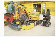 Der Bagger-Roboter wird von einem mit einem Joystick ausgerüsteten Raupengefährt (rechts) aus bedient. (Bild: Eberhard Unternehmungen)