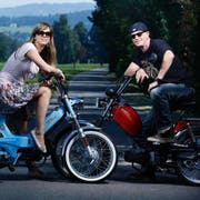 Redaktorin Annette Wirthlin (40) und Reporter Roger Rüegger (52) hatten auf den fahrbaren Untersätzen bei ihrer Ausfahrt durchs Zugerbiet sichtlich Spass. (Bild Stefan Kaiser)