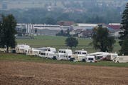 Fahrende mit ihren Wohnwagen auf der Wiese eines Bauern. (Symbolbild) (Bild: Archiv Neue ZZ)