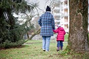 Sie versuchen, mit der Vergangenheit fertig zu werden und in eine positive Zukunft zu gehen: Maria Isenegger und ihre Tochter Selina. (Bild Manuela Jans)