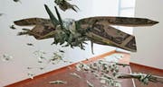 Das Vorgehen von Hedge-Funds-Managern erinnert zuweilen an gefrässige Heuschrecken. (Bild: Themenbild: Kunstinstallation «Die Plage» von Sipho Mabona)
