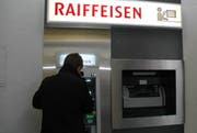 Ein Raiffeisen-Kunde am Bancomat. (Bild: Themenbild Neue LZ)