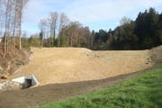 So präsentiert sich das vollendete Hochwasserrückhaltebecken Fürti. (Bild: PD)