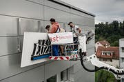 Das alte Logo «Neue Luzerner Zeitung» wird am 16. September 2016 abmontiert. (Bild Pius Amrein)