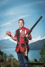 Mit Tontaube und Flinte: Hubert Zimmermann (26). (Bild: Boris Bürgisser (Vitznau, 13. August 2017))