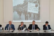 Sie unterstrichen am Mittwoch die Bedeutung einer zweiten Röhre für den nationalen Zusammenhalt (von links): Staatskanzler Giampiero Gianella, Staatsrat Claudi Zali, SVP-Bundesratskandidat Norman Gobbi und Staatsrat Christian Vitta. (Bild: Keystone / Davide Agosta)