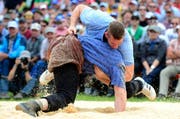Philipp Laimbacher aus Sattel (oben) hat im Stoos-Schlussgang Joel Wicki aus Sörenberg fest im Griff. (Bild: Keystone / Urs Flüeler)