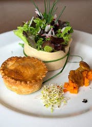 Ochsenschwanz-Pie, wie sie im Littauer «Ochsen» serviert wird.