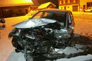 Der Unfallwagen. (Bild Kapo Schwyz)