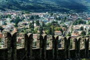 Blick vom Wachturm des Castello di Montebello in Bellinzona. (Bild: KEYSTONE/Ti-Press/Carlo Reguzzi)