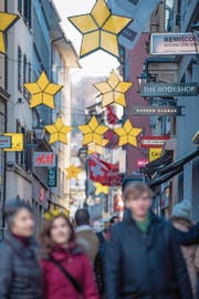 Weihnachtsbeleuchtung um 13.30 Uhr in Luzerns Kapellgasse. (Bild: Nadia Schärli (Luzern, 27. November 2017))