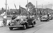 Der Autokorso auf der Luzerner Seebrücke kurz nach dem Zwischenfall. Beim vorderen Auto ist in der Windschutzscheibe das Loch vom Steinwurf erkennbar. (Bilder: Stadtarchiv)