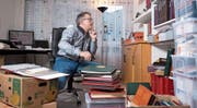 In seiner Wohnung in Inwil katalogisiert Stefan Sägesser die Raritäten und stellt seine Exponate zusammen. (Bild: Maria Schmid (22. November 2017))