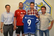 Von l.n.r.: FCL Präsident Philipp Studhalter, Cheftrainer Markus Babbel, Neuzugang Tomi Juric und Sportkoordinator Remo Gaugler. (Bild: PD)