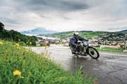 Rolf Bossart aus Hochdorf mit seinem 1930 gebauten Motorrad Universal Typ/E. (Bild: Roger Grütter (Küssnacht, 12. August 2017))