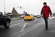 Ein Passant bei der Ausfahrt Brunnmatt in Lindencham. (Bild Werner Schelbert/Neue ZZ)