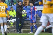 FCL-Trainer Gerardo Seonae gibt Basels Raoul Petretta den Ball. (Bild: Andy Müller / Freshfocus (Basel, 27. Januar 2018))