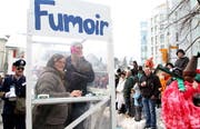 Selbst Raucher auf offener Strasse konnten sich nicht sicher fühlen: Die Raucherpolizei steckte sie flugs ins mobile Fumoir. (Bild Laura Vercellone/Neue SZ)