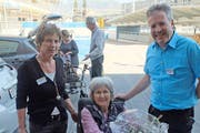 Marlis Koch mit der Leiterin Pflege und Betreuung, Silvia Erne und dem Geschäftsführer Daniel Moser (Bild: PD)