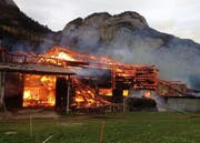 Der Pferdestall steht in Vollbrand. (Bild: Kapo Uri)