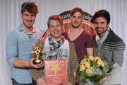 Die Band Channelsix freut sich über den Kleinen Priy Walo. (v.l.) Dominik Kiser, Simon Haas, Rosche Galliker, Roman Schmidt. (Bild: pd)