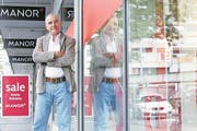 Als wäre es gestern gewesen: Erich Langjahr (73) am Drehort von «USA-Time», einem seiner frühen Kurzfilme, der 1974 vor den Schaufenstern eines Zuger Kaufhauses entstand (Bild: Werner Schelbert/ZZ, Zug, 27. Juli 2017)