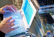 Beim täglichen Umgang mit Computer und Internet lauern zahlreiche unterschätzte Gefahren. (Bild: Gaetan Bally/Keystone)