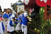 Schlümpfe an der Fasnacht in Kerns. (Bild: Robert Hess / Neue OZ)