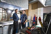 Betriebsleiter Thomas Nussbaumer (links) und Küchenchef Sebastian Hohl im Lokal zur Werkstatt, das am 15. Juni eröffnet wird. (Bild Roger Grütter)