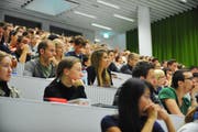 Studenten an einer Vorlesung in der Uni Luzern. (Bild: Corinne Glanzmann / Neue LZ)