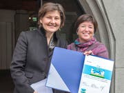 Elsbeth Müller, Geschäftsführerin UNICEF Schweiz (links) und Stadträtin Vroni Straub-Müller mit der Urkunde «Kinderfreundliche Gemeinde». (Bild PD)